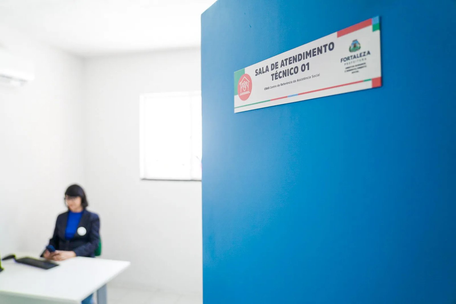 A imagem mostra o interior de uma das salas do Cras